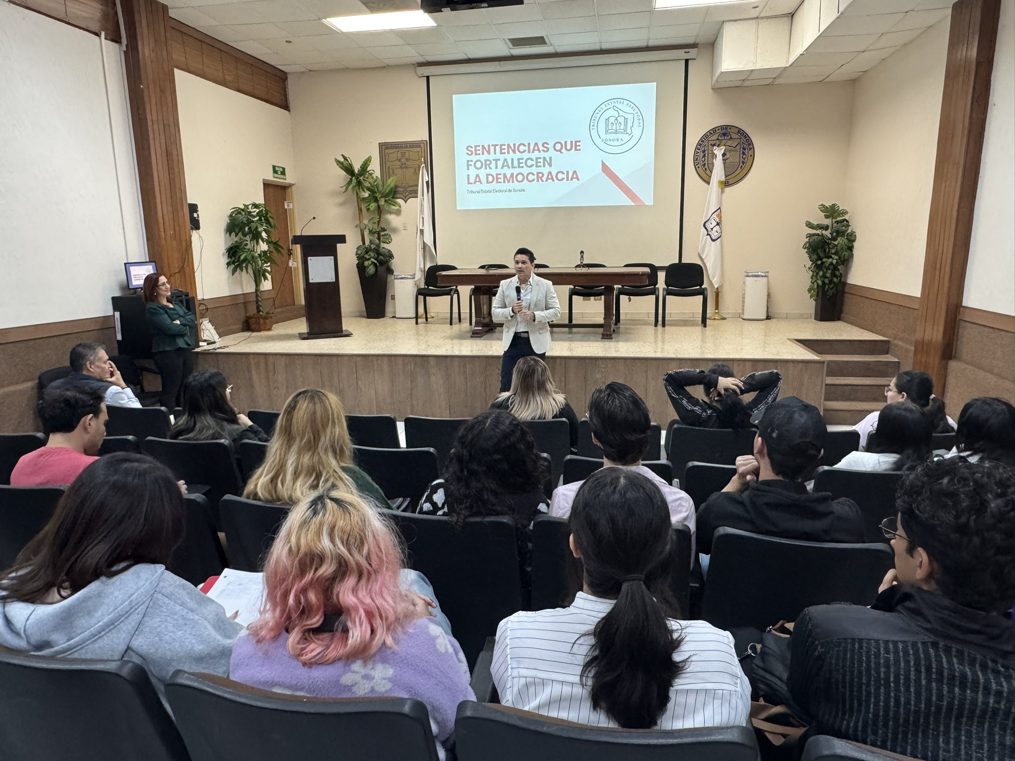 TEE Sonora promueve vinculación institucional con la juventud a través de la plática “Sentencias que fortalecen la democracia”, llevada a cabo en la UNISON.